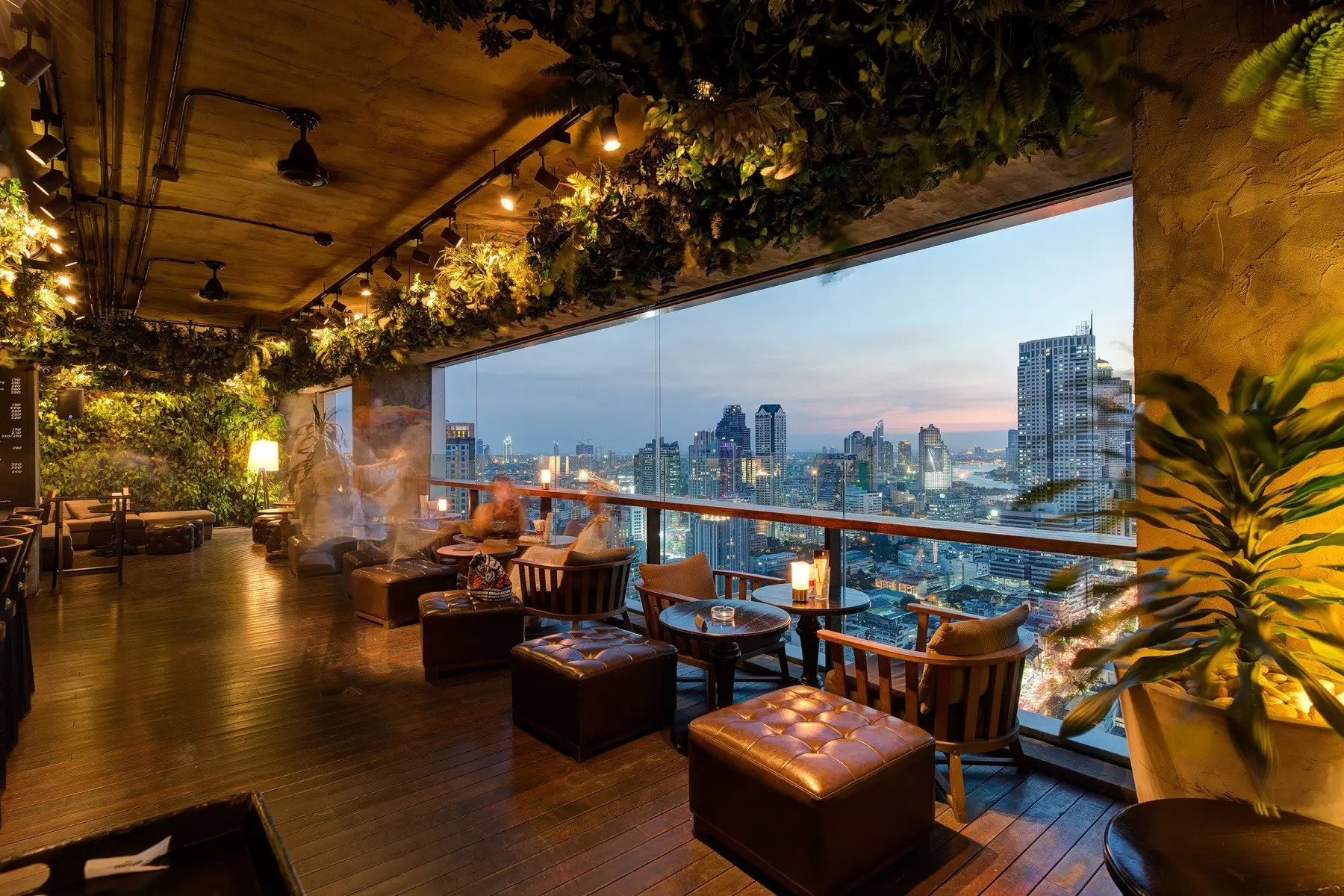 Rooftop de luxo em Bangkok com vista panorâmica para a skyline ao entardecer