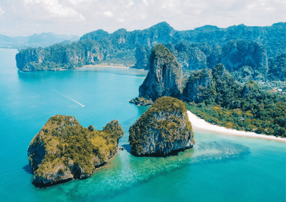 Vista aérea de Krabi com falésias, águas turquesa e praia de areia branca, Tailândia